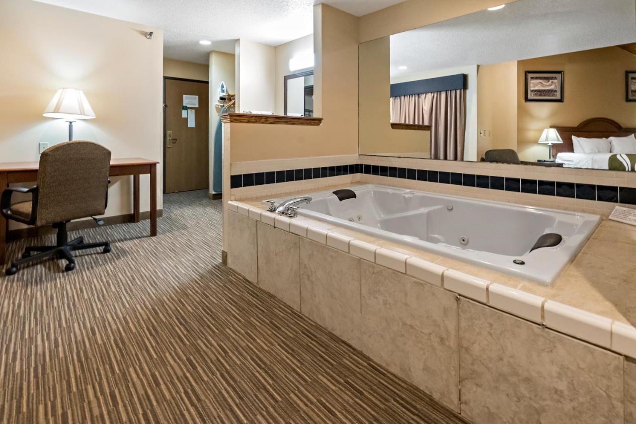 Quality Inn - Storm Lake Экстерьер фото